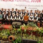 POSE BERSAMA: Para Kasek saat foto bersama dengan Mendikbud Anis Baswedan usai menerima penghargaan Anugerah UN Berintegritas dari Presiden Jokowi, di Istana Negara, Senin (21/12/2015). foto: istimewa 