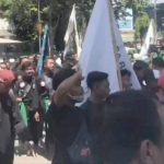 Ratusan pesilat dari Perguruan Pagar Nusa Jember ramai-ramai mendatangi Mapolres Jember.