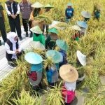 Gubernur Khofifah saat berbaur dengan petani.