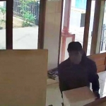 Pencuri kotak amal yang terekam CCTV sedang beraksi di Mushola Nurul Islam Junrejo kota Batu. foto: cctv/ bangsaonline.com