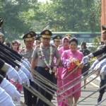 PENYAMBUTAN – Upacara pedang pora menyambut kedatangan Irjen Pol Anas Yusuf, sebagai Kapolda Jawa Timur, di Mapolda Jawa Timur, Kamis (4/9/2014). foto : azharil farih/BangsaOnline