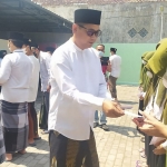 H. Abdul Ghofur saat menyerahkan santunan.