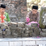 Bupati Madiun Ahmad Dawami dan Wakil Bupati Hari Wuryanto saat berziarah di makam mantan bupati Madiun.