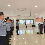 Kadiv Pemasyarakatan Kanwil Kemenkumham Jatim, Asep Sutandar, saat memimpin apel pagi bagi seluruh pegawai Rutan Kelas I Surabaya.