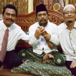 Gus Nur diapit Qosim dan Anha saat pertemuan di Ponpes Nur Muhammad. foto: ist.