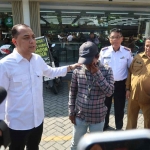 Wali Kota Surabaya, Eri Cahyadi saat sidak parkir liar di salah satu minimarket di Jalan Merr, Jalan Dr. Ir. H. Soekarno, Selasa (3/6/2025).