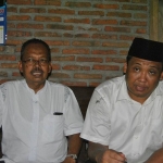 Calon Bupati dan Wakil Bupati Madiun nomor urut 2 Rio Wing Dinaryhadi (kana) dan Sukiman (kiri) saat ngopi di warung Warga.