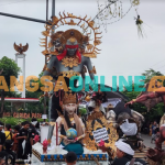 Peserta Festival Ogoh-Ogoh persiapan untuk diberangkatkan. Foto: MUJI HARJITA/ BANGSAONLINE