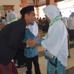 Bupati Madiun Dawami saat melepas jemaah haji ke Surabaya.