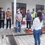 Tim Satgas Covid-19 Nasional melakukan tanya jawab dengan pekerja migran yang sedang diisolasi di Posko Shelter Pekerja Migran.