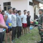 Danlanal Kotabaru Koarmada II Letkol Laut (P) Guruh Dwi Yudhanto memberikan arahan kepada atlet dayung.