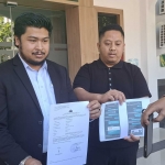 Pelapor didampingi kuasa hukum saat menunjukkan laporan polisi di Mapolda Jatim
