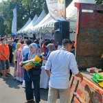 Warga saat antri untuk mendapatkan kebutuhan pangan dengan harga murah.
