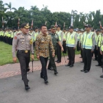 Bupati Jombang, Nyono Suharli (batik) didampingi Kapolres Jombang AKBP Agung Marlianto dan Dandim melakukan pemeriksaan pasukan foto: RONY S/ BANGSAONLINE