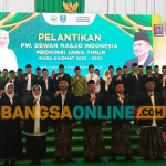 Ketua PP DMI, Jusuf Kalla, diapit Wagub Jatim, Emil Dardak, dan Ketua DMI Jatim, KH Sudjak, bersama para pengurus yang baru dilantik. Foto: YUDI ARIANTO/BANGSAONLINE