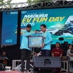 Bupati Sumenep saat menyerahkan sertifikat REC.