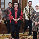 Gubernur Jatim, Khofifah Indar Parawansa bersama Wakil Ketua KPK RI, Basaria Panjaitan menghadiri Rapat Koordinasi (Rakor) Optimalisasi Pendapatan Daerah dan Penertiban Barang Milik Daerah di Gedung Negara Grahadi Surabaya. foto: ist