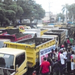 Ratusan kendaraan dump truk saat parkir di depan kantor Pemkab Banyuwangi. foto: GANDA SISWANTO/ BANGSAONLINE