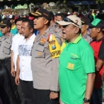 Kapolres Pacitan AKBP Sugandi saat merayakan May Day bersama buruh pabrik di Pacitan.
