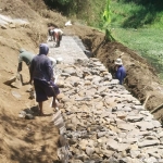 Sejumlah pekerja saat menyelesaikan proyek bronjong di Kabupaten Pasuruan.
