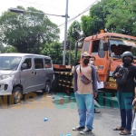 Kondisi truk trailer dan Daihatsu GranMax yang terlibat laka beruntun. foto AAN AMRULLOH/ BANGSAONLINE