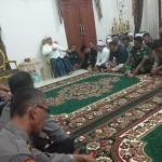 Kiai Asep sedang memimpin istighotsah untuk keselamatan dan kesejahteraan bangsa bersama ulama, TNI, dan Polri di Ruangan Serbaguna Ponpes Amanatul Ummah.