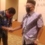 Yuhronur Efendi saat meminta doa restu kepada Bupati Fadeli. (foto: ist).