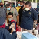 Warih Andono melihat seorang panitia kurban divaksin, di Kantor Desa/Kecamatan Waru, Sabtu (17/7/2021). foto: Mustain/BANGSAONLINE 