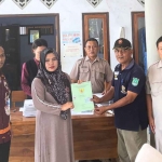 Penyerahan sertifikat yang dilakukan petugas dari Kantor Pertanahan Kabupaten Pasuruan.