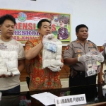 Kasatreskoba Polres Jombang AKP Mukid menunjukkan barang bukti. foto: RONY S/ BANGSAONLINE