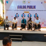 Dari kiri, Ahmad Nurhamim, Much. Abdul Qodir, Wida Subianto, Nila Yani Hardiyanti, dan Thoriq Majiddonar, saat dialog publik. Foto: Ist.