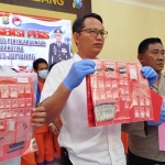 Kasatresnarkoba Polres Jombang, AKP Ahmad Yani, saat ungkap kasus narkoba berupa sabu seberat 131 gram.