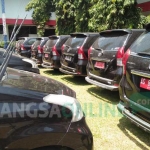 Puluhan mobil dinas saat masih terparkir di halaman belakang kantor sekretariat Pemkab. foto: AKINA/ BANGSAONLINE