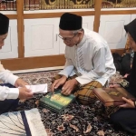Prof Dr KH Asep Saifuddin Chalim, MA saat memberikan santunan kepada keluarga korban reruntuhan mushalla Pondok Pesantren Al Khoziny di kediaman Ning Imah di kawasan Pondok Pesantren Amanatul Ummah Surabaya, Rabu (26/11/2025) malam. Foto: bangsaonline.