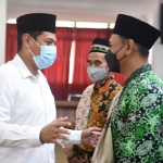 Wali Kota Kediri, Abdullah Abu Bakar (kiri), saat berbincang dengan salah satu CJH dari wilayahnya. Foto: Ist