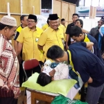 Dirut PT. PG Nugroho Christijanto didampingi jajaran direksi saat menyaksikan para peserta khitanan gratis. foto: syuhud/ bangsaonline