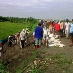 DITINGGIKAN: Tanggul sungai mekuris di Kecamatan Kanor akhirnya dibangun. Foto: Eky Nurhadi/BangsaOnline.com