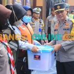 Wakapolda Jatim, Brigjen Pol Slamet Hadi Supraptoyo, saat meninjau Pos Pelayanan Natal 2022 dan Tahun Baru 2023 Polres Gresik di Icon Mall. Foto: SYUHUD/BANGSAONLINE
