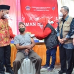 Bupati Gus Yani saat memantau vaksinasi untuk pedagang di Pasar Petiken, Driyorejo. foto: SYUHUD/ BANGSAONLINE
