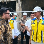 Bupati Kediri Hanindito Himawan Pramana (kiri) saat berbincang dengan
Menteri Pekerjaan Umum (PU), Dody Hanggodo. Foto: Muji Harjita/BANGSAONLINE