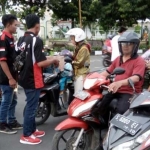 Para bikers saat melakukan penggalangan dana di jalan protokol di wilayah perkotaan. foto: SUWANDI/ BANGSAONLINE