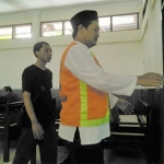 Terdakwa usai menjalani persidangan.