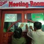 Petugas saat menyegel karaoke tak berizin di Pamekasan.