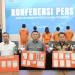  Kepala Kantor Imigrasi Kediri, Antonius Frizky Saniscara Cahya Putra dan jajaran saat menunjukkan barang bukti dan WNA pelanggar keimigrasian. (Ist). 