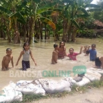 Anak-anak kecil sedang bermain air tanpa pantauan orang tua di Desa Temu, Kanor, Bojonegoro. Padahal itu membahayakan, karena kemarin telah terjadi anak tenggelam di Balen saat bermain air. foto: EKY NURHADI/ BANGSAONLINE