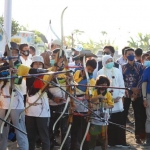 Gubernur Jawa Timur Khofifah Indarpawansa saat meresmikan wisata edukasi berbasis potensi desa di Desa Kalidawir, Kecamatan Tanggulangin, Kabupaten Sidoarjo, Sabtu (24/10/2020). foto: ist/ bangsaonline.com