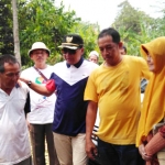 Bupati Pasuruan saat mengunjungi lokasi bencana angin puting beliung.