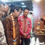 Menteri Perindustrian Saleh Husin (kiri) dan Menteri Hukum dan HAM Yasona Laoly (tengah) saat melihat pameran hasil karya para narapidana di Gedung Kemenperin, Selasa (19/4) Jakarta. foto: rakisa/ BANGSAONLINE