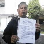 SAMPAIKAN ASPIRASI: M Subhan, Ketua RW I Desa Tambakrejo Waru menunjukkan surat permohonan hearing, di kantor DPRD Sidoarjo, Senin (27/6). foto: MUSTAIN/ BANGSAONLINE