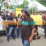 Kantor Cabdindik Jatim di Jombang saat didemo warga yang tergabung dalam LSM FRMJ. Foto: AAN AMRULLLOH/BANGSAONLINE